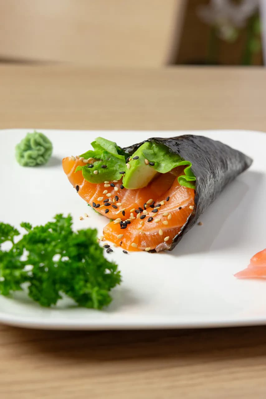 Thon cru, avocat, salade, coriandre, menthe, sésame