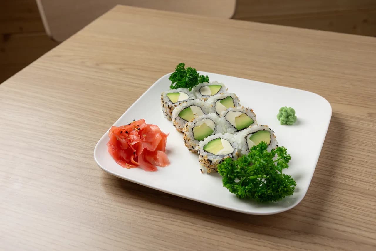 Saumon cru épicé, avocat, concombre