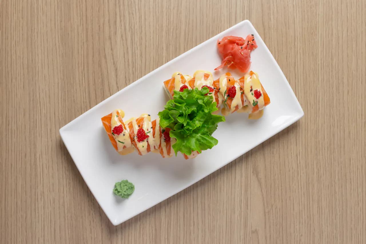 Crevette tempura, avocat, fromage, enroulé avocat