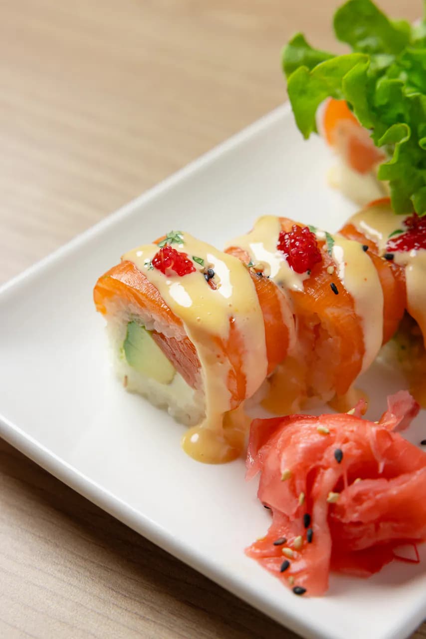 Saumon épicé, avocat, concombre, enroulé saumon