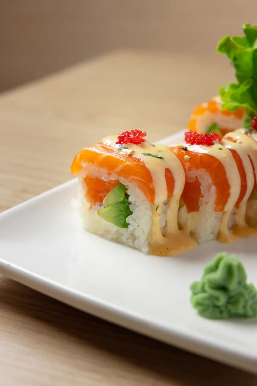 Thon cru, avocat, fromage, enroulé thon